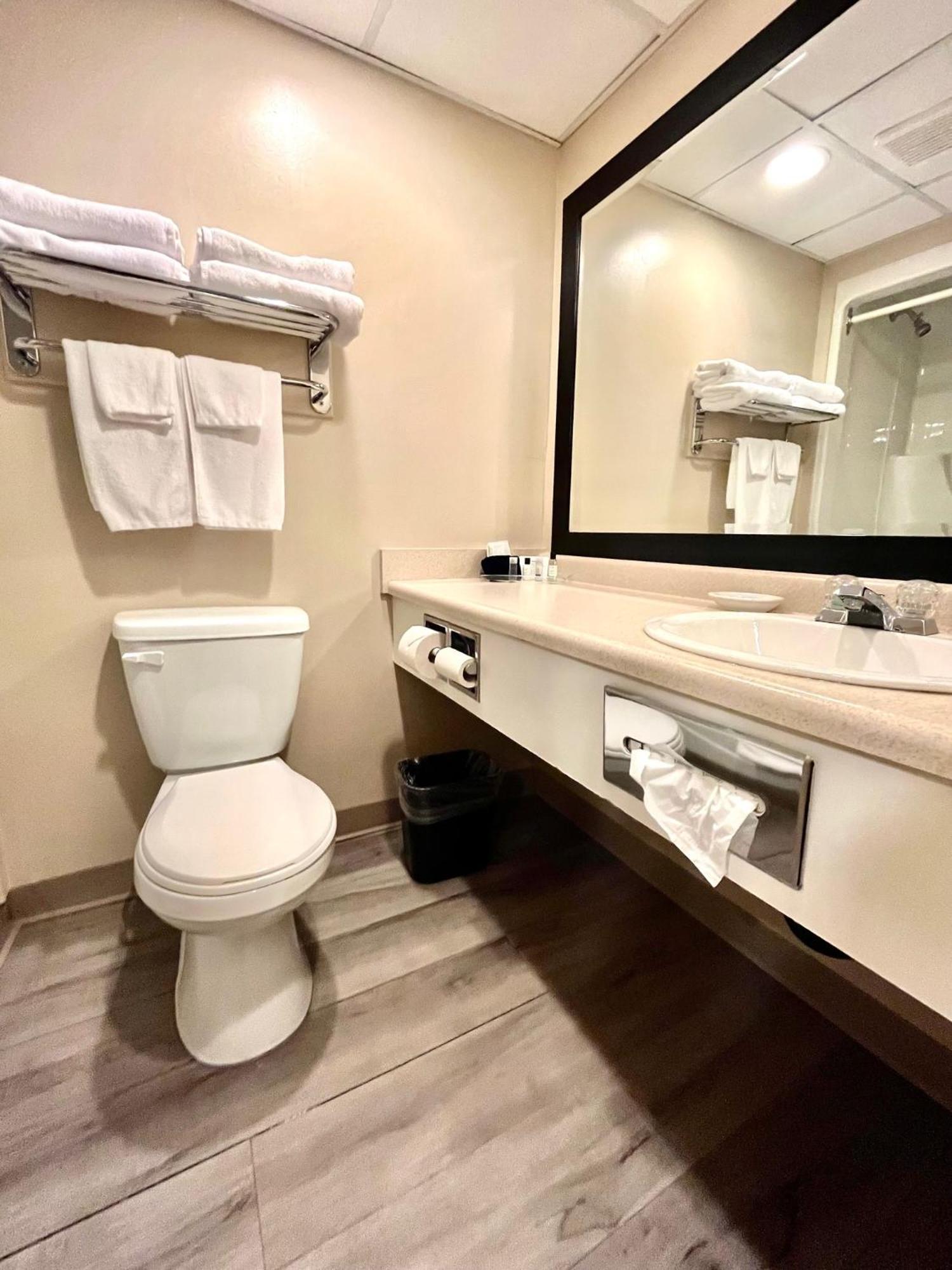 Royal Hotel Lloydminster Kültér fotó